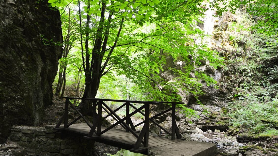 Екопътека "Под пръските на водопада"