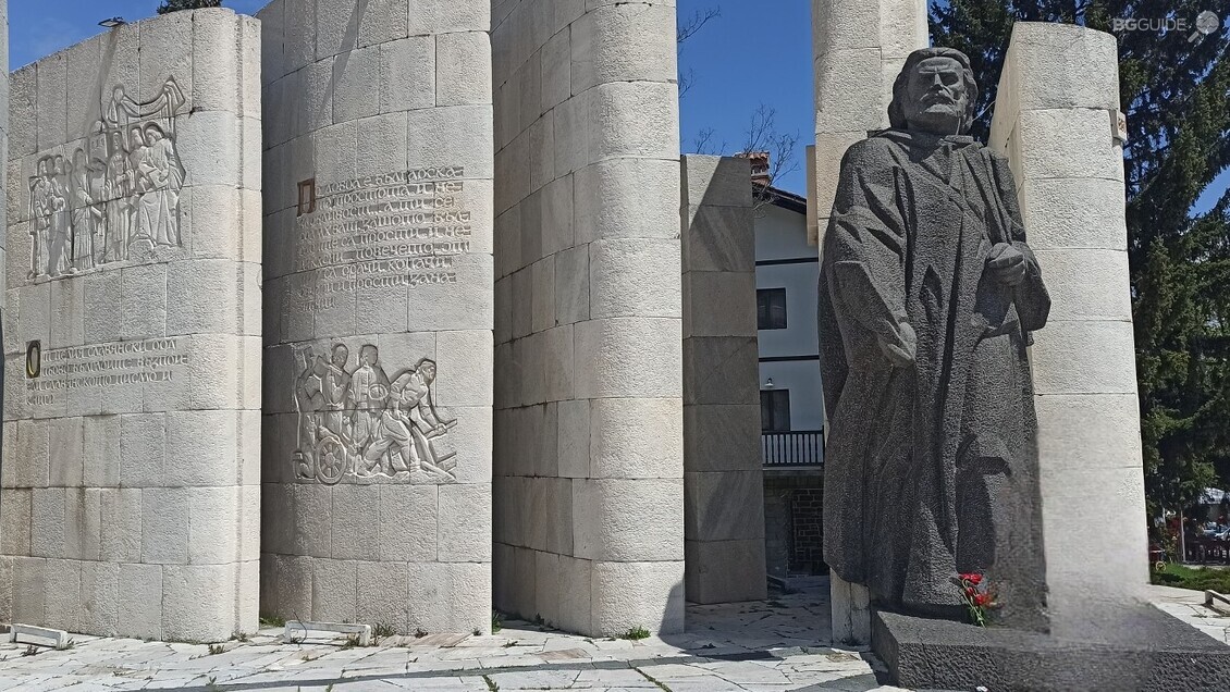 Паметник на Паисий Хилендарски - Банско