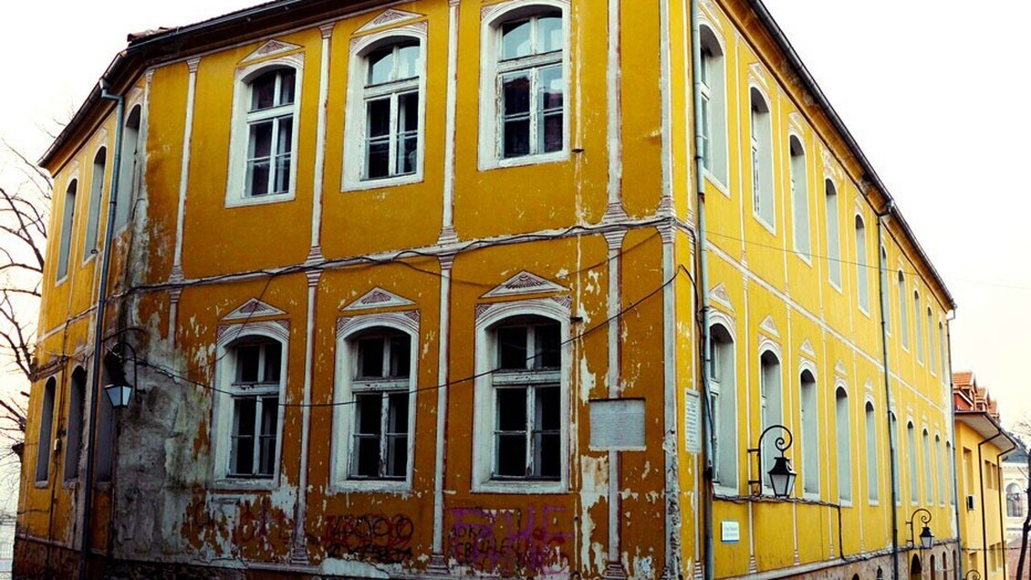 Жълтото училище