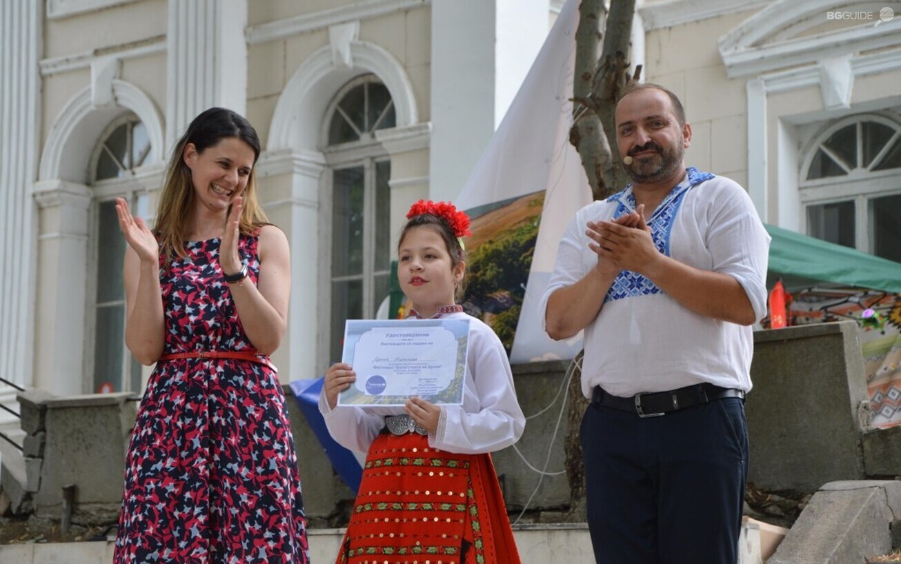 awarding-of-a-young-girl_1306x818_crop_572aa0eb11